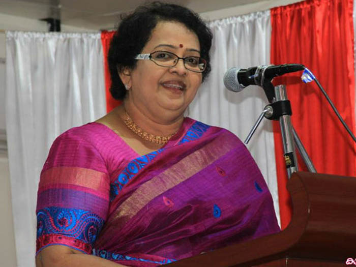ട്രെയിന്‍ യാത്രക്കിടെ ഒപ്പം യാത്ര ചെയ്ത കുടുംബത്തിലെ ഗൃഹനാഥന്‍ അടുത്ത് വന്നിട്ട് എവിടെയോ കണ്ടിട്ടുണ്ടല്ലോ? നല്ല പരിചയം എന്ന് പറഞ്ഞു; കാണാന്‍ വഴിയില്ല എന്ന് പറഞ്ഞതോടെ എവിടെ വര്‍ക്ക് ചെയ്യുന്നു എന്നായി അടുത്ത ചോദ്യം; യാത്രക്കിടെ നേിരിട്ട രസകരമായ അനുഭവം പങ്ക് വച്ച് മല്ലിക സുകുമാരന്‍