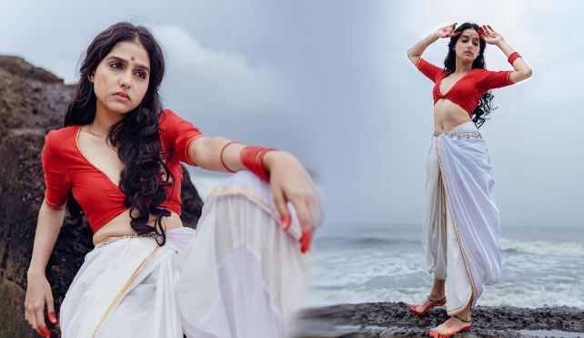 കൈയില്‍ വെറ്റില ചെല്ലവും പിടിച്ച് വെള്ള മുണ്ടും ചുവപ്പ് ബ്ലൗസും ധരിച്ച് ബോള്‍ഡ് ആന്റ് ഗ്ലാമറസ് ഫോട്ടോഷൂട്ടുമായി അനശ്വര രാജന്‍; കടല്‍ത്തീരത്ത് നിന്നുള്ള നടിയുടെ പുതിയ വീഡിയോയും ചിത്രങ്ങളും സോഷ്യല്‍മീഡിയയില്‍