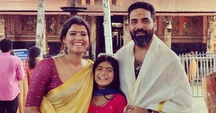 ഗോപി സുന്ദറിന്റെ പിറന്നാള്‍ ദിനത്തില്‍ മകള്‍ പാത്തുവിനൊപ്പം ഗുരുവായൂര്‍ ക്ഷേത്രത്തിലെത്തി അമൃത; മകള്‍ക്കും ഗോപി സുന്ദറിനൊപ്പമുള്ള ചിത്രം പങ്ക് വച്ച് ഗായിക