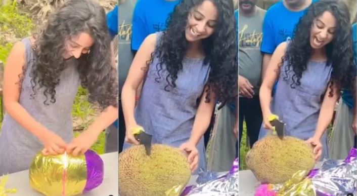 കേക്കിന് പകരം ചക്ക മുറിച്ച് പിറന്നാള്‍ ആഘോഷം; ബേസില്‍ ചിത്രം ജയ ജയ ജയ ജയഹേ ചിത്രത്തിന്റെ ലൊക്കേഷനില്‍ ദര്‍ശനക്ക്‌  സര്‍പ്രൈസ് ഒരുക്കി സഹപ്രവര്‍ത്തകര്‍; വീഡിയോ കാണാം