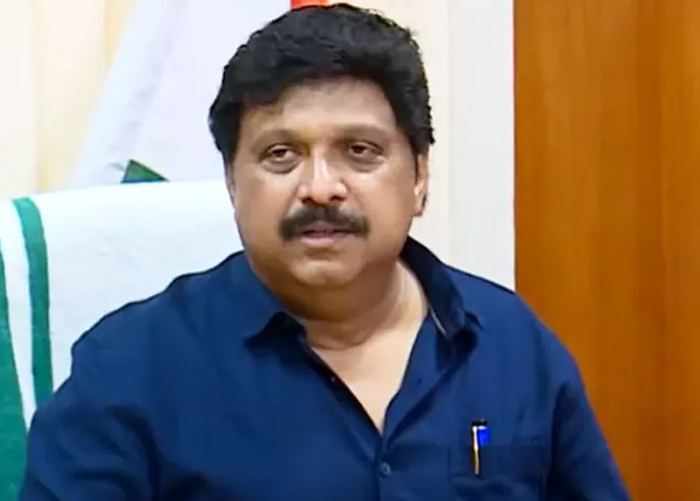  പച്ചയ്ക്ക് വെട്ടികീറി മുറിക്കുന്ന സിനിമകള്‍ സമൂഹത്തിന് എന്ത് സന്ദേശമാണ് നല്‍കുന്നത്; കഥയിലെ വയലന്‍സ് ഹൈഡ് ചെയ്ത് കാണിക്കണം; ; 20 പേരെയൊക്കെ വിജയ് വെട്ടി വീഴ്ത്തും; പിറ്റേന്ന് പാട്ട് സീനില്‍ അഭിനയിക്കും;  ഗണേഷ് കുമാര്‍ 