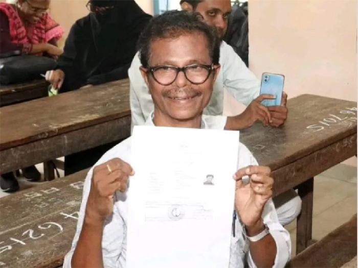 സിനിമാ തിരക്കുകള്‍ക്കിടെ പരീക്ഷാ ചൂടും;  68-ാം വയസില്‍ ഏഴാം ക്ലാസ് പരീക്ഷ എഴുതി നടന്‍ ഇന്ദ്രന്‍സ്; നാലാം ക്ളാസില്‍ പഠനം ഉപേക്ഷിച്ച നടന്‍  പത്താംക്ലാസ് തുല്യത നേടാനുള്ള ശ്രമത്തില്‍