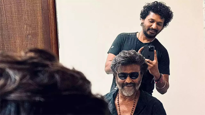  കണ്ണാടിയില്‍ നോക്കുന്ന രജനികാന്തും പിന്നില്‍ നിന്ന് മൊബൈല്‍ ക്യാമറയില്‍ പകര്‍ത്തുന്ന ലോകേഷും;കൂലി'യില്‍ രജനി എത്തുന്നത് ഈ ലുക്കിലോ? വൈറലായി താരങ്ങളുടെ ചിത്രങ്ങള്‍