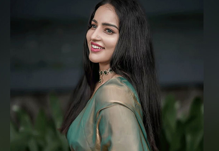 ഇത്ര പേടി ഉള്ളവരാണോ വീഡിയോ എടുത്ത് സോഷ്യല്‍ മീഡിയയില്‍ ഇടുന്നത്; സ്റ്റോറി ഒരു തമാശയായി പങ്കുവെച്ചത്; അവരെല്ലാം പാവങ്ങള്‍; ടോപ് ആംഗിള്‍ ഷൂട്ടര്‍മാര്‍ എന്ന ക്യാംപ്ഷനോടെ വീഡിയോ പങ്ക് വച്ചതിന് പിന്നാലെ വിശദീകരണക്കുറിപ്പുമായി മാളവിക മേനോന്‍
