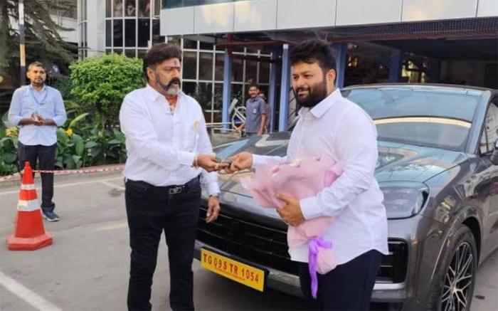  ഡാകു മഹാരാജിന്റെ വിജയത്തിന് പിന്നാലെ സംഗീത സംവിധായകന്‍ തമന്‍ എസിന് പോര്‍ഷെ കാര്‍; നടന്‍ നന്ദമൂരി ബാലകൃഷ്ണ സമ്മാനിച്ചത് രണ്ട് കോടി രൂപയുടെ ആഡംബര കാര്‍