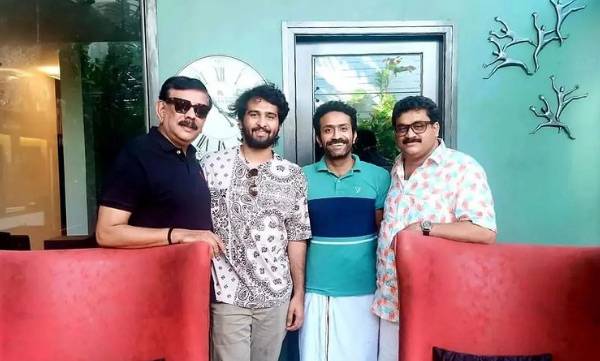 പ്രിയദര്‍ശന്റെ പുതിയ ചിത്രത്തില്‍ നായകന്മാരായി ഷെയിന്‍ നിഗവും ഷൈന്‍ ടോം ചാക്കോയും; റോളിങ് സൂണ്‍ എന്ന കുറിപ്പോടെ താരങ്ങള്‍ പങ്ക് വച്ച ചിത്രം ഏറ്റെടുത്ത് ആരാധകരും