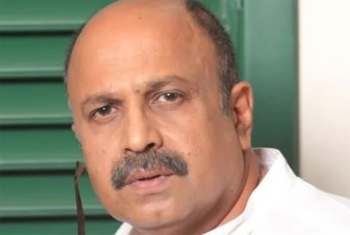 ലുക്ക് ഔട്ട് സര്‍ക്കുലര്‍ പുറപ്പെടുവിച്ച് അറസ്റ്റ് നീക്കവുമായി എസ്‌ഐടി; ആലുവയിലെ 'സിനിമാക്കാര്‍' അടക്കം നിരീക്ഷണത്തില്‍;മുന്‍കൂര്‍ ജാമ്യം തേടി നടന്‍ സിദ്ദിഖ് സുപ്രീംകോടതിയിലേക്ക്; അതിജീവിത പരാതി നല്‍കാന്‍ വൈകിയതടക്കം വിശദീകരിക്കും