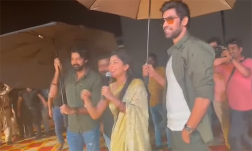 കനത്ത മഴയത്തും താരങ്ങളെ കാണാന്‍ തടിച്ച് കൂടിയത് ആയിരങ്ങള്‍; ആവേശത്തോടെ ആരാധകര്‍ ആര്‍പ്പ് വിളിച്ച് ജനക്കൂട്ടം; സായ് പല്ലവിക്ക് കുട ചൂടി കൊണ്ട് വേദിയില്‍ റാണ ദഗ്ഗുബാട്ടിയും; വിരാട പര്‍വ്വം ട്രെയിലര്‍ ലോഞ്ച് ശ്രദ്ധ നേടുന്നു