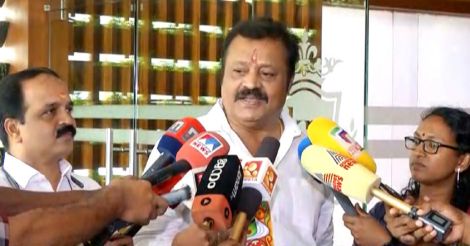 തോളിൽ സ്പർശിച്ചത് എനിക്ക് സഹിക്കാൻ പറ്റിയില്ല; സംഭവം തനിക്ക് മാനസിക പ്രശ്‌നമുണ്ടാക്കി; സുരേഷ് ഗോപിക്കെതിരെ നിയമ നടപടിയുമായി മുന്നോട്ടെന്ന് മാധ്യമ പ്രവർത്തക; ക്ഷമ ചോദിക്കുന്നുവെന്ന് സുരേഷ് ഗോപി