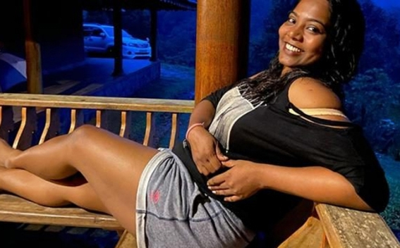 'എന്റെ ജീവിതം, എന്റെ ശരീരം, എന്റെ വഴി'; സൈബർ സദാചാരവാദികൾക്ക് മറുപടിയുമായി സയനോര!ഷോട്ട്സ് ഇട്ട് ഇരിക്കുന്ന തന്റെ ഫേട്ടോ പങ്കുവച്ചത് 'കഹി ആഹ് ലഗേ ലഗ് ജാവേ' എന്ന കുറിപ്പോടെ; അനുകൂലിച്ചും വിമർശിച്ചും കമന്റുകൾ