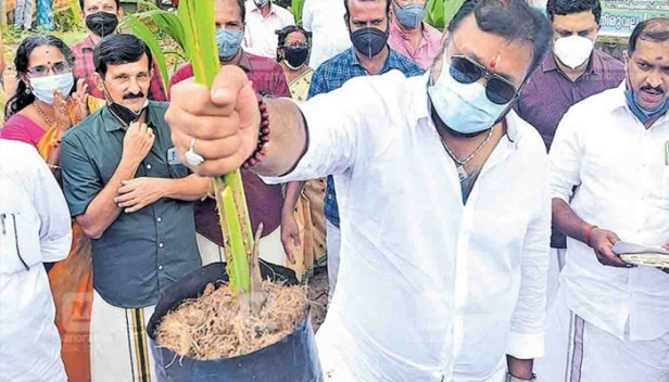 കവിയൂർ പൊന്നമ്മയും മീരാ ജാസ്മിനും നയൻതാരയും; തെങ്ങിൻതൈ വിതരണത്തിനെത്തി തൈകൾക്ക് ജില്ലയിലെ പ്രധാനപ്പെട്ടവരുടെ പേരിട്ട് നൽകി സുരേഷ ഗോപി