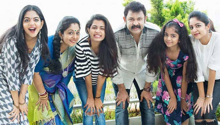  മക്കളെ വളര്‍ത്താന്‍ പഠിച്ചത് അഹാനയെ വളര്‍ത്തി; കുടുംബജീവിതത്തില്‍ മാതാപിതാക്കളും മക്കളുമായി സ്നേഹത്തില്‍ ജീവിച്ചാല്‍ സ്വര്‍ഗം; ഫേയ്‌സ്ബുക്ക്കുറിപ്പുമായി നടന്‍ കൃഷ്ണകുമാര്‍