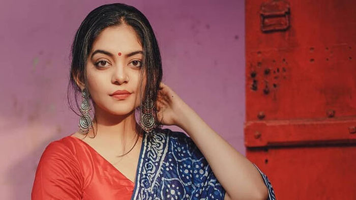  വീടാണോ മറ്റെന്തിങ്കിലുമാണോ എന്ന് ഇപ്പോള്‍ വെളിപ്പെടുത്താന്‍ ആകില്ല; വിവാഹം വരും വര്‍ഷത്തേക്ക് പ്ലാന്‍; ആരാധകരുടെ സംശയങ്ങള്‍ക്ക് അഹാനയുടെ മറുപടി ഇങ്ങനെ