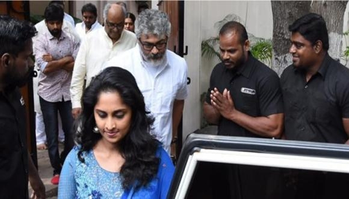 ക്യൂവിൽ നില്ക്കാതെ വോട്ട് ചെയ്ത അജിത്തിനും ശാലിനിക്കും നേരെ പ്രതിഷേധവുമായി സ്ത്രീകൾ; കയർത്ത് എത്തിയവരോട് കൈകൂപ്പി അപേക്ഷിച്ച് താരം