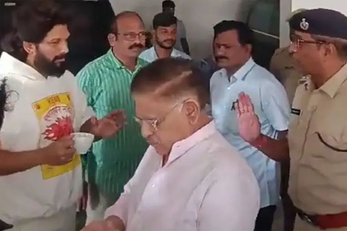  ഫ്‌ളവര്‍ അല്ല, ഫയറാണ്' എന്നെഴുതിയ ഹൂഡി ധരിച്ച അല്ലു; 'സാര്‍, നിങ്ങള്‍ ഒന്നും മാനിച്ചിട്ടില്ല, എന്റെ കിടപ്പുമുറിയിലേക്ക് വരെ വരുന്നത് വളരെ കൂടുതലായിപ്പോയി' എന്ന് പോലീസ് ഉദ്യോഗസ്ഥനോട് ഡയലോഗും; അച്ഛന്‍ അല്ലു അരവിന്ദിനെ പോലീസ് വാഹനത്തില്‍ കയറ്റാന്‍ അനുവദിക്കാതെ ഉദ്യോഗസ്ഥര്‍ 