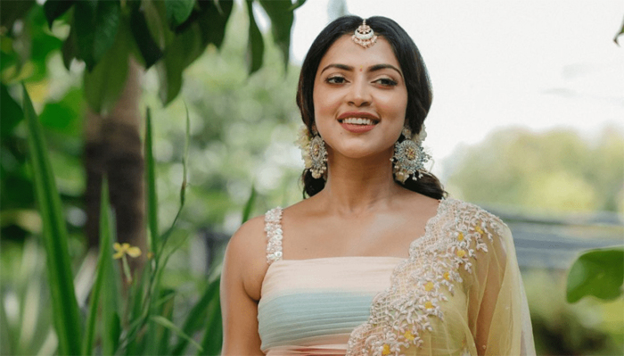 വാനിന് അകത്ത് ഇരുന്ന ഞങ്ങളെ അമല പോള്‍ മാനേജരോട് പറഞ്ഞു പോകാന്‍ ആവശ്യപ്പെട്ടു; ഇത്രയും ചൂടുള്ള കാലാവസ്ഥയില്‍ വാനില്‍ നിന്നും ഇറങ്ങേണ്ടി വന്നു; ഹെയര്‍ സ്‌റ്റൈലിസ്റ്റ് ഹേമ പങ്ക് വച്ചത്