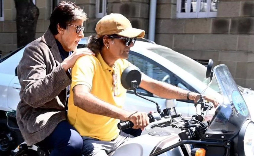  ട്രാഫിക് ബ്ലോക്കില്‍ കുടുങ്ങി അമിതാഭ് ബച്ചന്‍; ബൈക്കില്‍ കൃത്യസമയത്ത് ലൊക്കേഷനിലെത്തിച്ച് ആരാധകന്‍; ബൈക്കിന് പിന്നില്‍ ഇരിക്കുന്ന താരത്തിന്റെ ചിത്രങ്ങള്‍ അടക്കം സോഷ്യല്‍മീഡിയയില്‍ ചര്‍ച്ചയാകുമ്പോള്‍