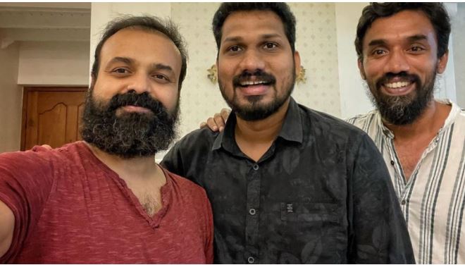 ഇത് മാജിക്കല്‍ പാതിര എന്ന കുറിപ്പോടെ ലിസ്റ്റിന്‍ സ്റ്റീഫനും മിഥുന്‍ മാനുവല്‍ തോമസിനുമൊപ്പമുളള ചിത്രവുമായി കുഞ്ചാക്കോ ബോബന്‍; ദൈവകൃപയാല്‍ 2023 വലുതും മികച്ചതുമാകും എന്ന കുറിപ്പില്‍ മറഞ്ഞരിക്കുന്നത് അഞ്ചാം പാതിര തുടര്‍ച്ച അടുത്ത വര്‍ഷമെന്നോ? ചര്‍ച്ചയുമായി സോഷ്യല്‍മീഡിയ