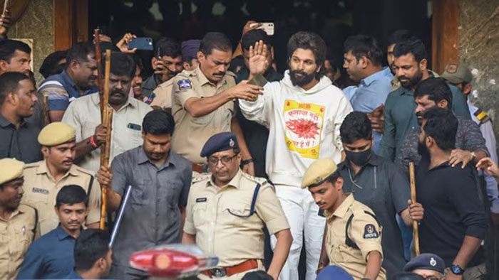  അല്ലു അര്‍ജുനെതിരെ ചുമത്തിയത് നരഹത്യക്കുറ്റം; പത്ത് വര്‍ഷം വരെ തടവുലഭിക്കാവുന്ന ഗുരുതര വകുപ്പുകള്‍ ചേര്‍ത്ത് എഫ്.ഐ.ആര്‍; തെന്നിന്ത്യന്‍ സൂപ്പര്‍താരത്തോട് പകയോ? അല്ലുവിനോട് ഒരു കുറ്റവാളിയെപ്പോലെയാണ് പൊലീസ് പെരുമാറിയെന്ന കെ ടി രാമറാവു; നടനെ വൈദ്യപരിശോധനയ്ക്കായി ആശുപത്രിയിലേക്ക് മാറ്റി