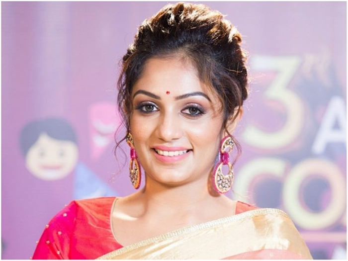  ഞാന്‍ ഞെട്ടിപ്പോയി കണ്ടപ്പോള്‍; എന്ത് വസ്ത്രം ധരിച്ചാലും ഇപ്പോള്‍ കുഴപ്പമാണ്; ഈവന്‍ സാരി ഉടുത്താല്‍ കൂടി..; ഇതൊക്കെ മോശമാണ്; ഇവരൊക്കെ എവിടുന്ന് പൊട്ടിവീഴുന്നു?; ആകാശ ആംഗിളില്‍ വീഡിയോയെടുക്കുന്നതിനെതിരെ തുറന്നടിച്ച് ആര്യ 