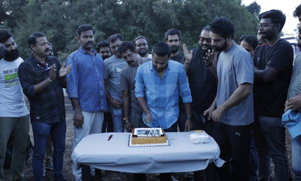ഏറെ സന്തോഷത്തോടെയും അഭിമാനത്തോടെയും നോക്കിക്കാണുന്ന വളര്‍ച്ചയാണ് ബേസിലിന്റേത്; ഏഷ്യന്‍ അക്കാദമി അവാര്‍ഡ് വാങ്ങിയ പ്രിയപ്പെട്ട സുഹൃത്തിനെക്കുറിച്ച് സീരിയസ് കുറിപ്പുമായി ടോവിനോ;അവാര്‍ഡ് വാങ്ങിയ സന്തോഷം സെറ്റില്‍ ആഘോഷിച്ച് ബേസില്‍ 