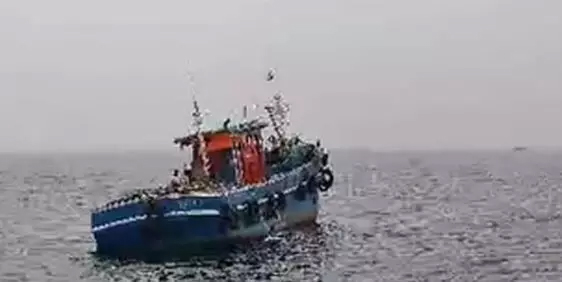  നടുക്കടലില്‍ അനുമതിയില്ലാതെ സിനിമ ഷൂട്ടിംഗ് നടത്തി; രണ്ട് ബോട്ടുകള്‍ പിടിച്ചെടുത്തു; സംഭവം ചെല്ലാനത്ത് 