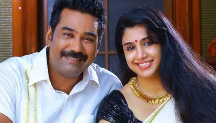 പ്രണയത്തിലായിരുന്ന കാലത്ത് അഞ്ചു മിനുട്ടിൽ കൂടുതൽ ഫോണിൽ സംസാരിച്ചിട്ടില്ല; ബിജു ദൂരയാത്ര പോകുമ്പോൾ ഇപ്പോഴും സംയുക്ത കത്തെഴുതി കാണാതെ ബാഗിൽ വക്കും; സിനിമയിലെ പോലെ   പൈങ്കിളിയായിരുന്നില്ല  തങ്ങളുടെ പ്രണയം; മനസ് തുറന്ന് ബിജു മേനോനും സംയുക്തയും