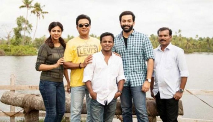 മഞ്ഞ ടീഷർട്ടും നീല ജീൻസും കൂളിങ് ഗ്ലാസും വച്ച് നില്ക്കുന്ന ഫ്രീക്കനെ കണ്ട് ഞെട്ടി ആരാധകർ; കലാഭവൻ ഷാജോൺ സംവിധാനം ചെയ്യുന്ന 'ബ്രദേർസ് ഡേയിൽ ഗംഭീര മേക്ക് ഓവറിൽ വിജയരാഘവൻ; വൈറലാകുന്ന ചിത്രം കാണാം