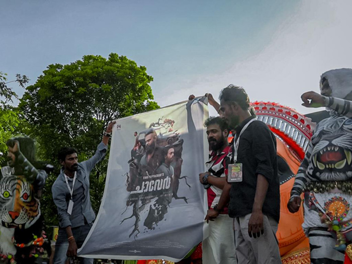  വന്യതയുടെ പുലിയാവേശത്തോടൊപ്പം കൂടി 'ചാവേര്‍' ടീം! പൂരനഗരിയുടെ മനസ്സില്‍ കയറി 'ചാവേര്‍' പോസ്റ്റര്‍; വിയ്യൂർ സെൻട്രൽ പുലികളി ടീമിന്‍റെ ഒപ്പം ചാക്കോച്ചന്റെ 'ചാവേർ' പടയും