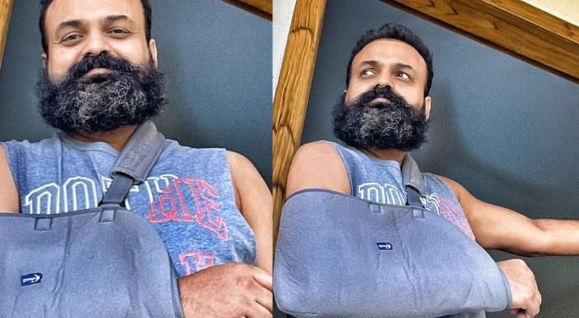 ഒരു പരുക്കന്‍ കഥാപാത്രം ഡിമാന്‍ഡ് ചെയ്ത പരുക്ക് എന്ന രസകരമായ കുറിപ്പോടെ കൈക്ക് പരുക്കേറ്റ കാര്യം പങ്ക് വെച്ച്   കുഞ്ചാക്കോ ബോബന്‍; നടന് പരുക്കേറ്റത് ടിനു പാപ്പച്ചന്‍ ചിത്രത്തിനിടയില്‍