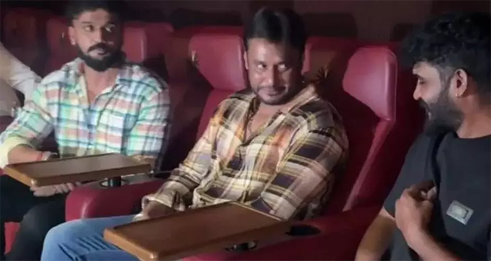  കൊലപാതക കേസിലെ മുഖ്യ സാക്ഷിക്കൊപ്പം തിയേറ്ററില്‍; കന്നഡ നടന്‍ ദര്‍ശന്‍ വീണ്ടും വിവാദത്തില്‍ 