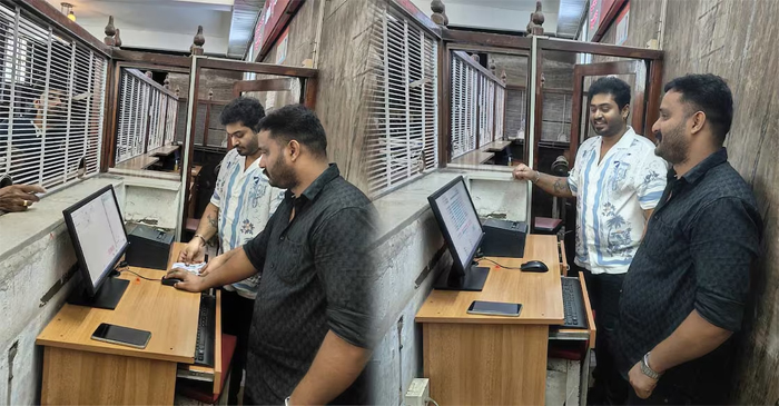 തിയറ്ററിന്റെ ടിക്കറ്റ് കൗണ്ടറില്‍ ടിക്കറ്റ് നല്കാന്‍ നായകന്‍; ഗഗനചാരി ചിത്രത്തിന്റെ പ്രമോഷന്റെ ഭാഗമായി പ്രേക്ഷകര്‍ക്ക് സര്‍പ്രൈസുമായി ഗോകുല്‍ സുരേഷ്