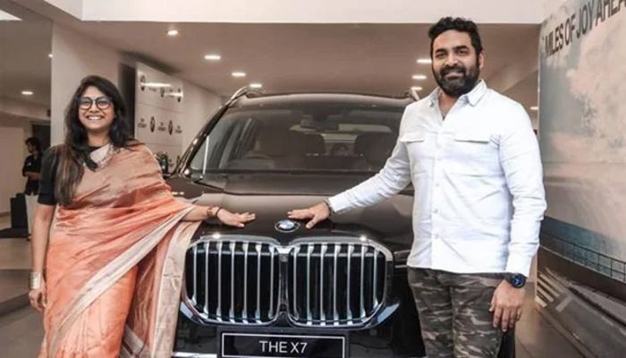 പുതിയ 'കുഞ്ഞി'നെ കുടുംബത്തിലേക്ക് സ്വാഗതം ചെയ്ത് ഗോപി സുന്ദര്‍; ആഡംബര കാറായ ബി എം ഡബ്ല്യു എക്സ് 7 സ്വന്തമാക്കുന്ന ഇന്ത്യയിലെ ആദ്യത്തെ ഉപഭോക്താവായി സംഗീത സംവിധായകന്‍; കൊച്ചിയിലെത്തിയത് ജീവിതപങ്കാളിയും ഗായികയുമായ അഭയ ഹിരണ്മയിക്കൊപ്പം