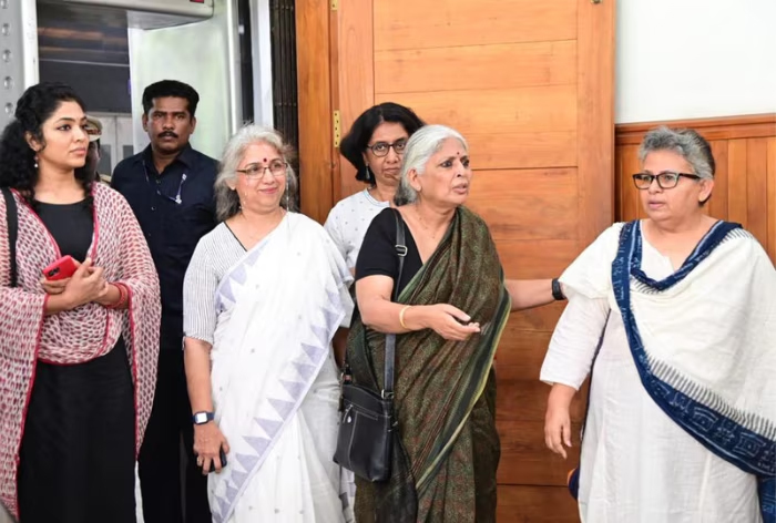  ഹേമ കമ്മറ്റിയില്‍ മൊഴി നല്‍കിയവരുടെ പേരുകള്‍ പുറത്തുവരരുത്'; മുഖ്യമന്ത്രിയെ കണ്ട് ഡബ്ല്യുസിസി അംഗങ്ങള്‍; ആവശ്യങ്ങള്‍ പരിഗണിക്കുമെന്ന് മുഖ്യമന്ത്രി ഉറപ്പ് നല്‍കിയതായി നടി രേവതി