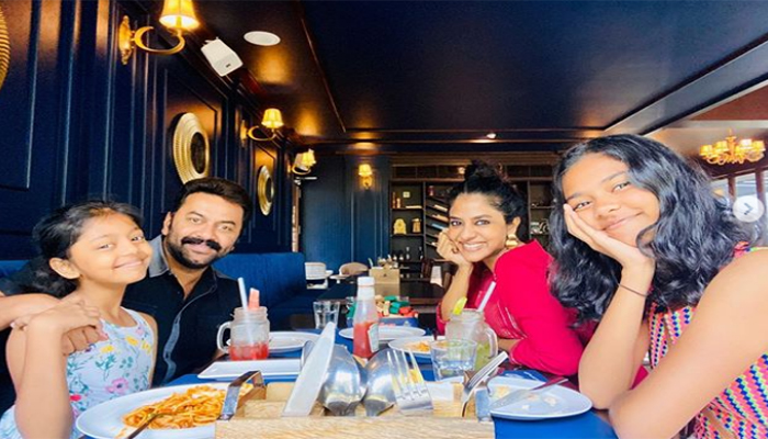 ഷൂട്ടിങ്ങ് കഴിഞ്ഞ് അച്ഛനെത്തിയതോടെ ഔട്ടിങ്ങ് നടത്തി മക്കള്‍! റെസ്റ്ററന്റിലെ ചിത്രങ്ങള്‍ പങ്കുവച്ച് പൂര്‍ണിമ