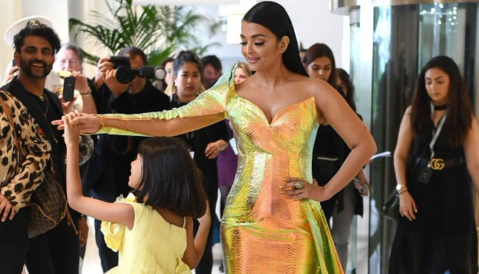  കാന്‍ മേളയിലും മകളെ ചേര്‍ത്ത് പിടിച്ചു ഐശ്വര്യ; റെഡ്കാര്‍പറ്റില്‍ മാധ്യമങ്ങള്‍ക്ക് മുന്നിലെത്തിയത് സുന്ദരിയായി അണിഞ്ഞൊരുങ്ങി തന്നെ; മഞ്ഞ വസ്ത്രത്തില്‍ സുന്ദരിയായി ഐശ്വര്യമാറിയപ്പോള്‍ അമ്മയെ പോലെ അണിഞ്ഞൊരുങ്ങി ആരാധ്യയും