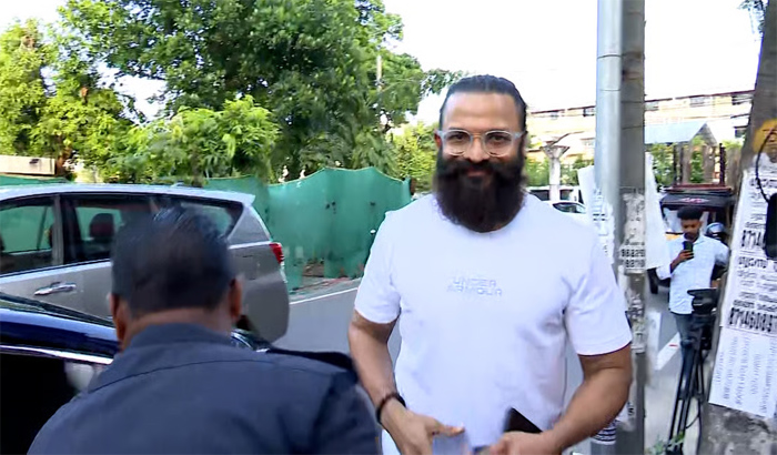  'ലൊക്കേഷനില്‍ വച്ച് കടന്നു പിടിച്ചു; നടന്‍ ജയസൂര്യയ്ക്ക് എതിരെ പരാതി; പരാതിക്കാരിയുടെ പ്രാഥമിക മൊഴി ശേഖരിച്ച് പൊലീസ്; സാമ്പത്തികമായി പണം കൈപ്പറ്റി നടന്റെ പേര് മൂടിവയ്ക്കുന്നുവെന്ന ആരോപണങ്ങള്‍ പച്ചക്കള്ളം; തൊടുപുഴ പീഡനവും കേസാകുമ്പോള്‍