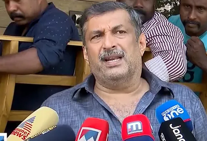  മോഹന്‍ലാല്‍ സ്വന്തം കാശ് മുടക്കി ടിക്കറ്റ് എടുത്ത് ഗള്‍ഫിലേക്ക് വന്നുവെന്ന ജയന്‍ ചേര്‍ത്തലയുടെ പ്രസ്താവന തെറ്റ്; അമ്മയും നിര്‍മാതാക്കളും നടത്തിയ ഷോ വ്യക്തമായ കരാറിന്റെ അടിസ്ഥാനത്തില്‍; ഒന്നും 'അമ്മ'യുടെ സഹായം അല്ലായിരുന്നു; ജയന്‍ ചേര്‍ത്തലക്കെതിരെ നിര്‍മ്മതാക്കളുടെ സംഘടന