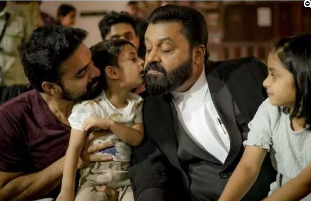  സുരേഷ് ഗോപിയുടെ കവിളില്‍ സ്‌നേഹചുംബനം നല്കി കുഞ്ഞ് ടൊവിനോ; ജെഎസ്‌കെയുടെ ലൊക്കേഷനിലെത്തിയ താരത്തിന്റെ ചിത്രങ്ങള്‍ വൈറലാകുമ്പോള്‍