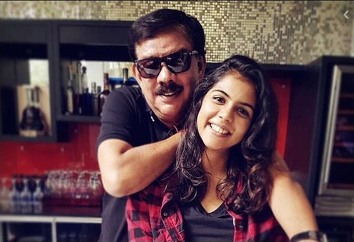 അച്ഛന്‍ ഒടുവില്‍ എന്റെ സിനിമ കണ്ടു; അദ്ദേഹം സംവിധായകനെയും മറ്റുള്ളവരെയും വിളിച്ച് പ്രശംസിക്കുന്നതിന്റെ തിരക്കിലാണ്;ഞാന്‍ ആകട്ടെ ആ കോള്‍ കട്ട് ചെയ്ത് എന്നെ പ്രശംസിക്കുന്നത് കേള്‍ക്കാനുള്ള കാത്തിരിപ്പിലാണ്; ഒടുവില്‍ അച്ഛന്‍ കെട്ടിപ്പിടിച്ചു: പ്രിയദര്‍ശന്‍ വരനെ ആവശ്യമുണ്ട് ചിത്രം കണ്ട് പ്രശംസിച്ച സന്തോഷം പങ്കുവച്ച് കല്യാണി 