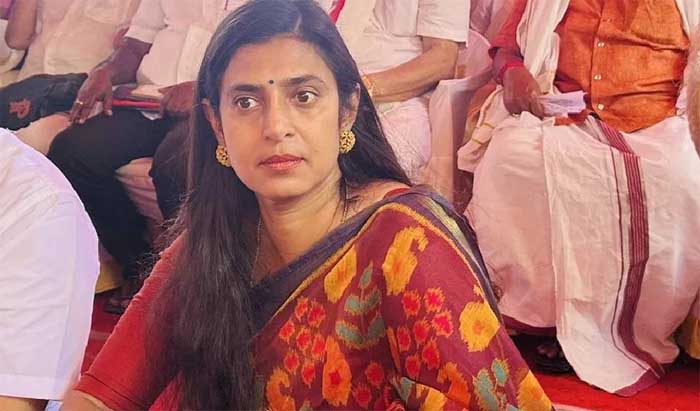 300 വര്‍ഷം മുന്‍പ് തമിഴ് രാജാക്കന്മാരുടെ അന്തപ്പുരങ്ങളില്‍ പരിചാരകരായി വന്ന തെലുങ്കര്‍, തങ്ങളാണ് തമിഴരെന്ന് അവകാശപ്പെടുന്നു; നടി കസ്തൂരി നടത്തിയ പരാമര്‍ശത്തിനെതിരെ പ്രതിഷേധം; കേസെടുത്ത് പോലീസ്