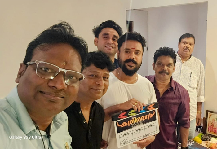അയ്യങ്കാളിയുടെ കഥ പറയുന്ന കതിരവന് തുടക്കം; ചിത്രത്തില്‍  നായകനാകുക സൂപ്പര്‍താരമെന്ന് സൂചന; ബ്രഹ്മാണ്ഡ ചിത്രമായി അണിയിച്ചൊരുക്കുന്ന ചിത്രത്തില്‍ തമിഴ് ഹിന്ദി താരങ്ങളും