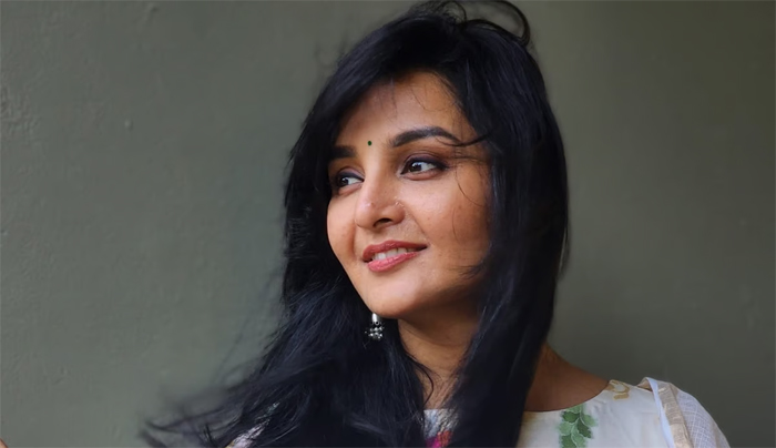  ലേഡി സൂപ്പര്‍ സ്റ്റാര്‍ എന്ന വാക്ക് തന്നെ ഇന്‍സള്‍ട്ടായിട്ടാണ് തോന്നുന്നത്;ആവശ്യമില്ലാത്ത ചര്‍ച്ചകളാണ് അതിനെക്കുറിച്ച് സോഷ്യല്‍ മീഡിയയില്‍ നടക്കുന്നത്;ഇതുപോലെയുള്ള ടൈറ്റിലുകള്‍ ഒന്നും വേണ്ട; മഞ്ജു വാര്യര്‍ 