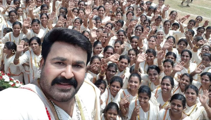  ചട്ടയും മുണ്ടുമുടുത്ത് ലാലേട്ടന്റെ മെഗാ മാര്‍ഗം കളി; ഒപ്പം കളിക്കാന്‍ സലിം കുമാറും അരിസ്‌റ്റോ സുരേഷും ആന്റോ ജോസഫും; വൈറലായി ഇട്ടിമാണിയിലെ ലൊക്കേഷന്‍ ചിത്രങ്ങള്‍