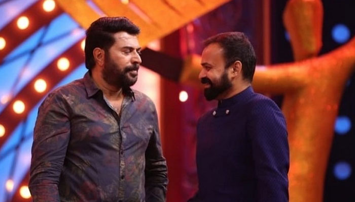 നൈസായിട്ട് മമ്മൂട്ടിയുടെ പോക്കറ്റടിക്കാൻ ശ്രമിച്ച് ചാക്കോച്ചൻ; നോക്കി പേടിപ്പിച്ച് മമ്മൂക്ക; ഫാൻ ബോയ് മൊമെന്റ് എന്ന ക്യാപ്ഷനോടെ കുഞ്ചാക്കോ ബോബൻ പങ്ക വച്ച ചിത്രം വൈറൽ