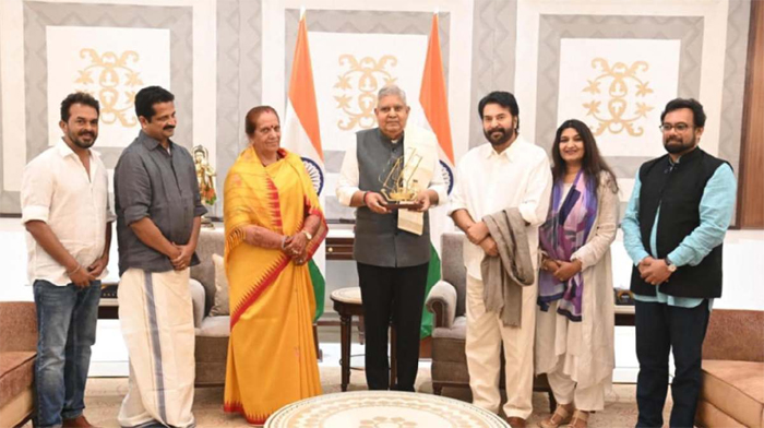  ന്യൂഡല്‍ഹി'ക്കുശേഷം ഷൂട്ടിങ്ങിനായി മമ്മൂട്ടി രാജ്യതലസ്ഥാനത്ത്; ഉപരാഷ്ട്രപതിയുമായി കൂടിക്കാഴ്ച നടത്തി; മെഗാ സ്റ്റാറിന് കൈകൊടുത്ത് ജഗ്ദീപ് ധന്‍കര്‍; ഭാര്യ സുല്‍ഫത്തും ജോണ്‍ ബ്രിട്ടാസ് എംപിയും ഒപ്പം 