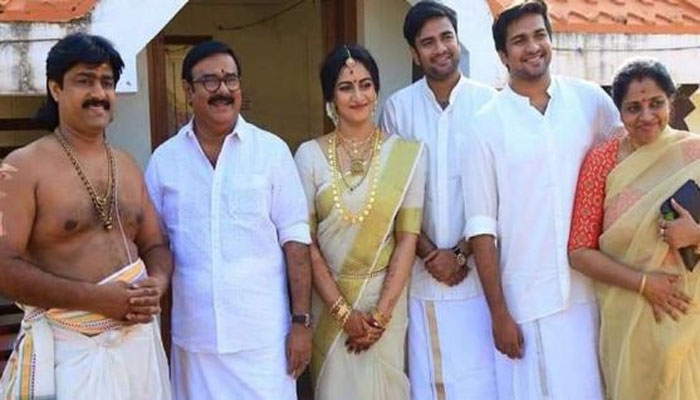  മണിയന്‍പിളള രാജുവിന്റെ മകന്‍  സച്ചിന്‍  വിവാഹിതനായി! കസവ് സാരിയിലും മിനിമല്‍ ആഭരണങ്ങളിലും സുന്ദരിയായായി വധു 