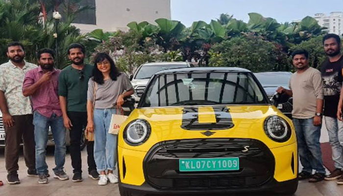    ഇലക്ട്രിക് മിനി കൂപ്പർ കാർ സ്വന്തമാക്കി മഞ്ജു വാര്യർ; ചിത്രങ്ങൾ വൈറൽ 