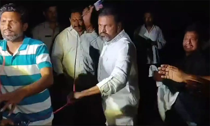  മകനുമായുള്ള സ്വത്ത് തര്‍ക്കം, മകനെ വീട്ടില്‍ കയറ്റാത്തത് ചിത്രീകരിച്ചു; മാധ്യമപ്രവര്‍ത്തകന്റെ കൈയില്‍ നിന്ന് മൈക്ക് വാങ്ങി തലക്കടിച്ച് തെലുങ്ക് നടന്‍ മോഹന്‍ ബാബു; കുടുംബ പ്രശ്നം തെരുവില്‍; നടന്‍ ആശുപത്രിയില്‍