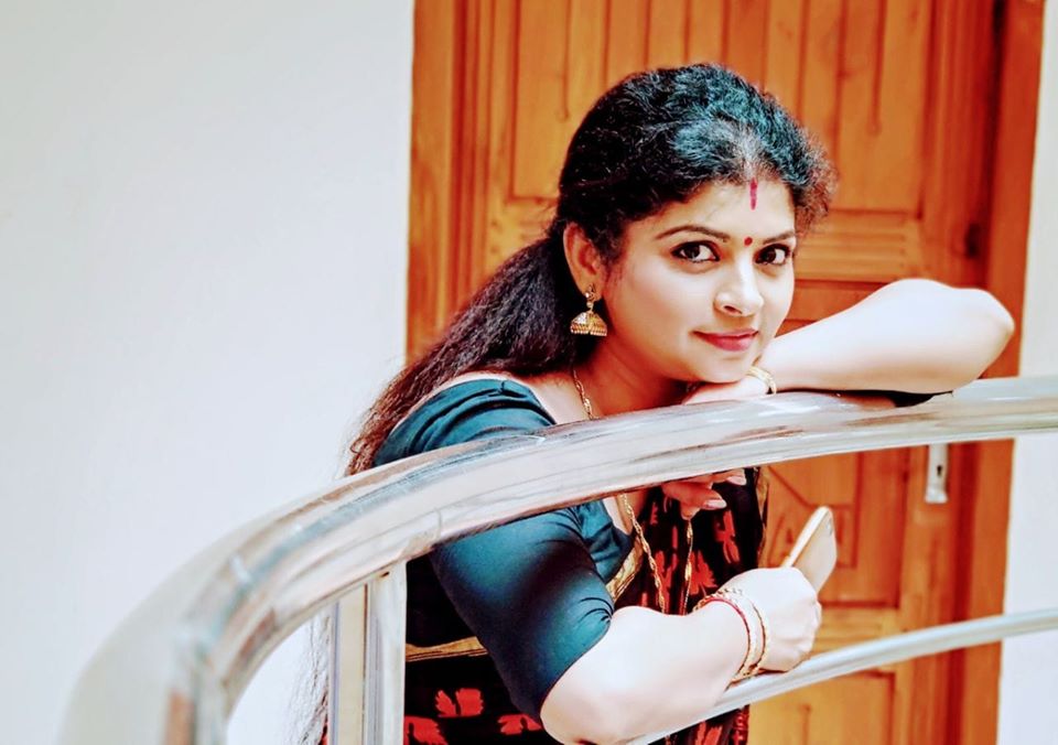 20 ഓളം സംഗീത ആല്‍ബങ്ങളിലും ടെലി ഫിലിമുകളിലും അഭിനയിച്ചു; കോമഡി സ്റ്റാര്‍സിലൂടെ സുപരിചിതയായി; ബിഗ്‌സ്‌ക്രീനിലും മിനിസ്‌ക്രീനിലും ശ്രദ്ധേയയായ മഞ്ജു വിജീഷിന്റെ വിശേഷങ്ങള്‍ അറിയാം